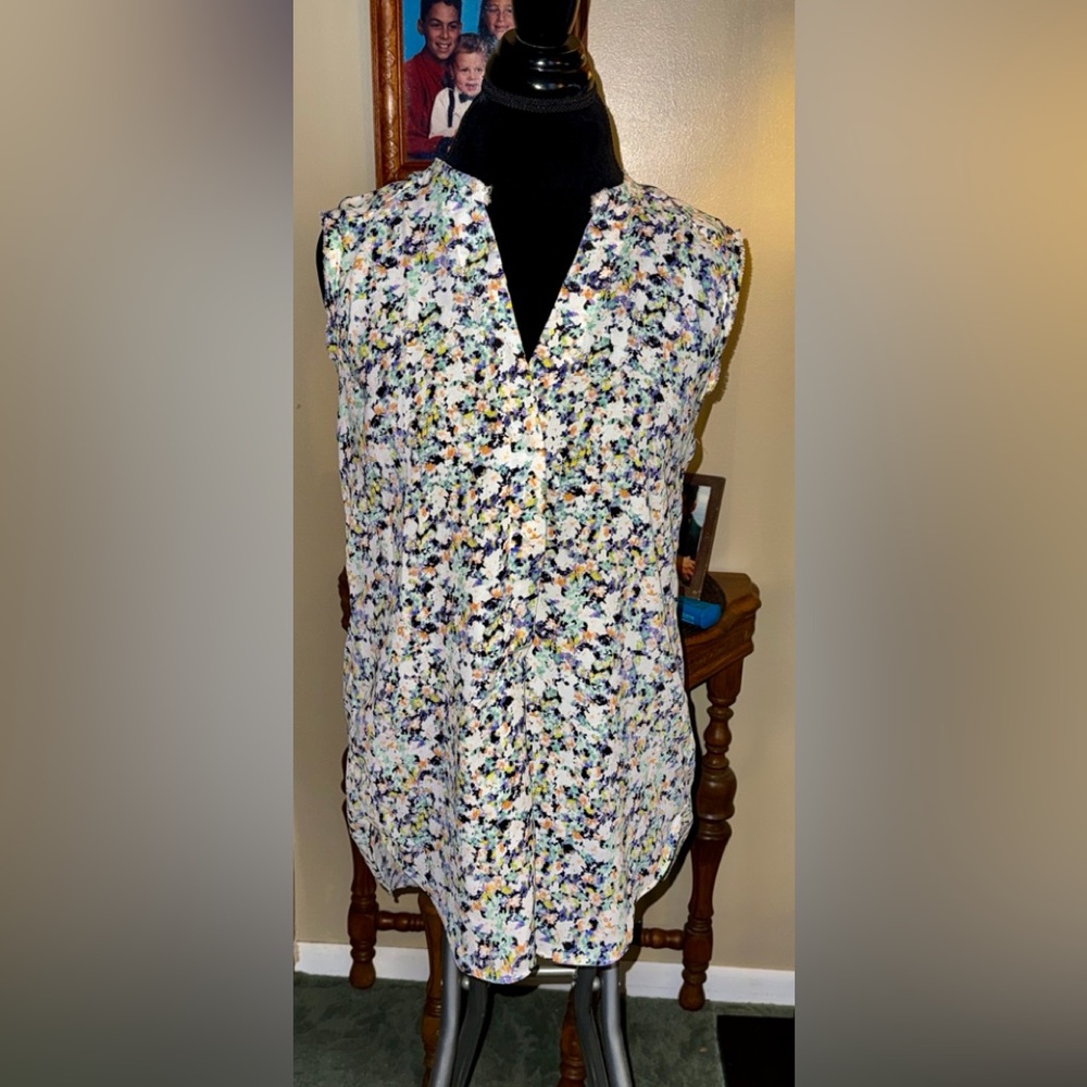 Pretty Sleeveless Hi - Lo Top